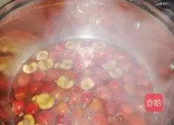Illustration of how to make rock sugar hawthorn soup 3