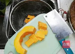 Illustration of how to make pumpkin buns 2