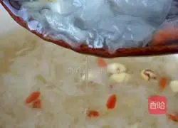 Tremella lily and ginkgo soup recipe 13