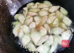 Illustration of how to make loofah and egg soup 6