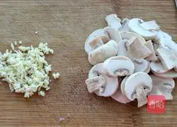 Illustration of how to make fried pasta with black pepper, mushrooms and bacon 4