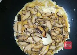 Illustration of how to make fried eggs with mushrooms 4