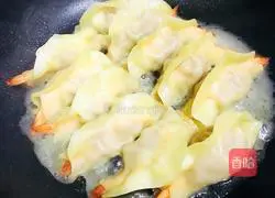 Illustration of how to make shrimp pot stickers 7