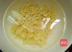 Illustration of how to make noodles with chili sauce and bean sprouts 7