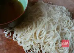 Illustration of how to make Sichuan spicy cold noodles 6