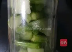 Illustration of how to make celery and cucumber juice 2