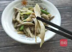 Illustration of how to stir-fry pork with king oyster mushroom 10