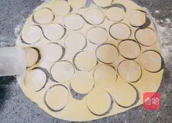 Illustration of how to make pumpkin flower steamed buns 6