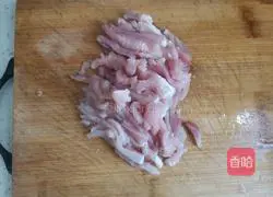 Illustration of how to make green pepper and shredded pork cold noodles 2