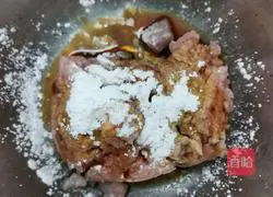 Illustration of how to make lean meat and egg soup 2