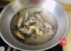 Illustration of how to make crucian carp soup 3