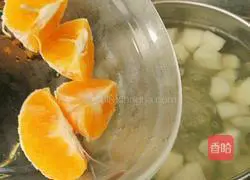 Illustration of how to make orange rock sugar and snow pear 5