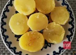 Illustration of how to make potato and pickled cabbage dumplings 1