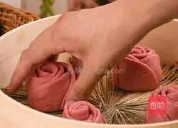 Illustration of how to add a romantic touch to breakfast with real rose steamed buns 5