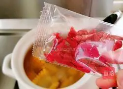 Illustration of how to make wolfberry corn chicken soup 9