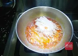 Illustration of how to make low-fat egg and mushroom soup 6