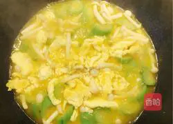Illustration of how to make luffa, mushroom and egg soup 7
