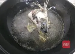 Illustration of how to make fish head and tofu soup 8