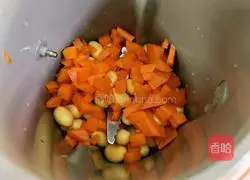 Illustration of how to make carrot and wolfberry soy milk 4