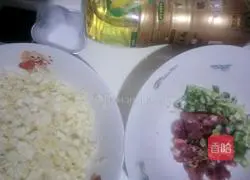 Illustration of how to make classic pork and cabbage buns 5