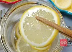 Illustration of how to make lemon passion fruit honey water 10