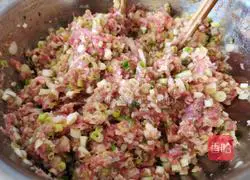 Illustration of how to make green onion and pork dumplings 3