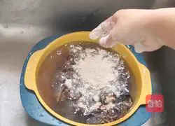 Illustration of how to make golden fish maw black chicken soup 1