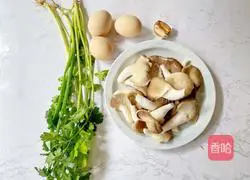 Illustration of how to make egg and mushroom soup 1