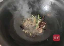 Illustration of how to stew stupid chicken in a farmhouse iron pot 3