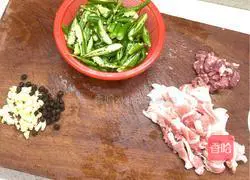 Illustration of how to make fried pork with pepper 1