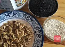 Illustration of how to make walnut and black sesame paste 1