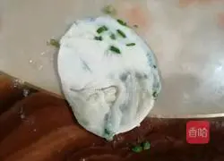 Illustration of how to make scallion pancake 12