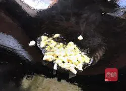 Illustration of how to make fried meat and eggs with bamboo shoot tips 7