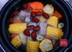 Illustration of how to make pork ribs and corn soup 4