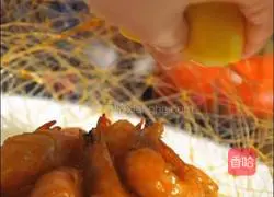 Illustration of how to make Fugui Yuanbao fried shrimps 9