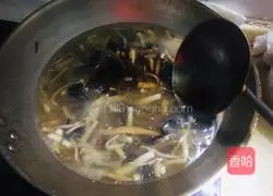 Hot and sour shredded pork soup recipe 9