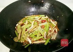 Illustration of how to stir-fry celery and dried celery 8