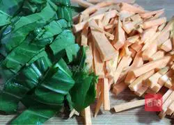 Illustration of how to make sweet potato noodle soup 1