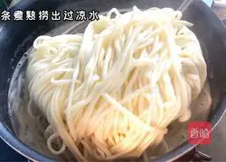 Illustration of how to make noodles with scallion oil and minced meat 4