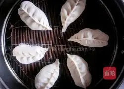 Illustration of how to make classic pork and cabbage buns 13