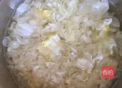 Illustration of how to make Tremella and Snow Pear Soup 2