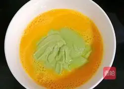 Illustration of how to make avocado yogurt waffles 7