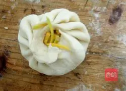Illustration of how to make minced green pumpkin buns 15
