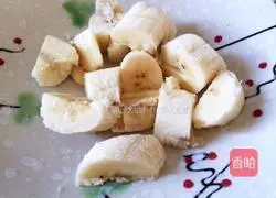 Illustration of how to make avocado banana milkshake 4