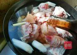 Soybeans Illustration of how to make braised pig trotters with soy sauce 2