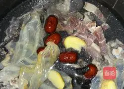 Illustration of how to make black-bone chicken, ham and fish maw soup 5