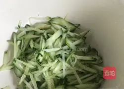 Illustration of how to make shrimp and cucumber soup 2