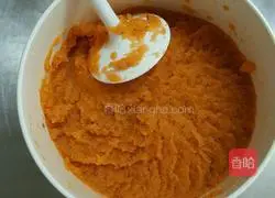 Illustration of how to make carrot and apple juice 4