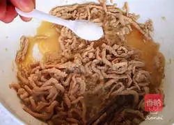 Illustration of how to make toon shredded pork noodles 7