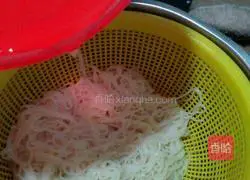 Illustration of how to make scallion noodles 3